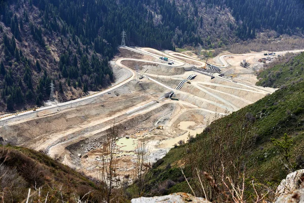 Bir dağ geçidinde çamurlu bir baraj inşaatının en üst görüntüsü