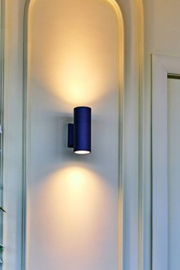 Duvar lambaları dekoratif duvar aydınlatması için iki lambalı bir kafede.