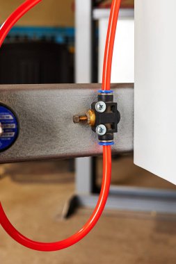 turuncu PVC pnömatik sistem tüpleri montajdaki itme ile birbirine bağlandı. seçici odak