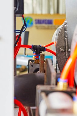 turuncu PVC pnömatik sistem tüpleri pnömatik silindire monte edilerek bağlanır. seçici odak