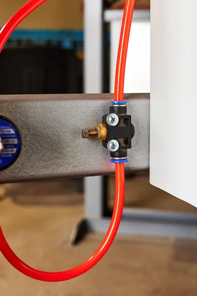 継手のプッシュによって接続されたオレンジPvc空気圧システムチューブ 選択的焦点 — ストック写真