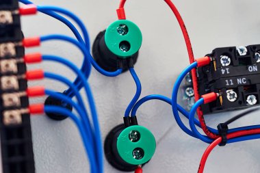 Bağlantı kablosuna bağlı kablolar. seçili odak bulanık önplan ve arkaplan