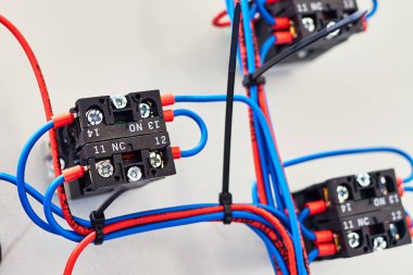 Bağlantı kablosuna bağlı kablolar. seçili odak bulanık önplan ve arkaplan