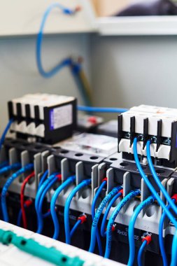 Bağlantı kablosuna bağlı kablolar. seçili odak bulanık önplan ve arkaplan