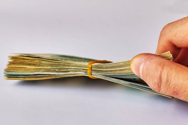 Beyaz arka planda Amerikan doları sayan bir adam.