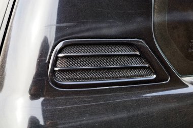 Arabanın üzerindeki havalandırma ızgarasında çizikler var.