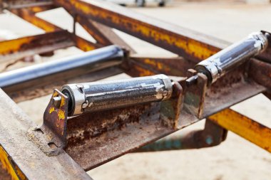 Tamir sırasında eski şerit taşıyıcıları. yakın plan fotoğraf