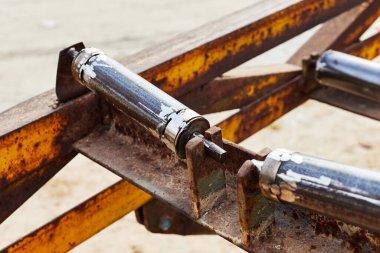 Tamir sırasında eski şerit taşıyıcıları. yakın plan fotoğraf