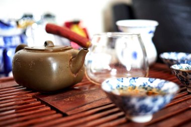 Çin geleneksel çayı için çaydanlık ve fincanlar. Piknikte çay seremonisi. seçili odak ve bulanık arkaplan