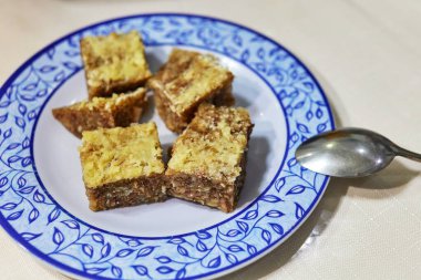 Bir plaka üzerinde ev yapımı kek