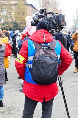 Basın şehirde ekolojiyi desteklemek için kameralarla bir miting düzenliyor. Almaty, Kazakistan - 26 Şubat. 2022