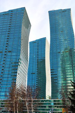 Astana, Kazakistan 'da cam ve betondan yapılmış modern çok katlı ofis binaları
