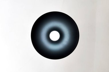 Beyaz arka planda siyah bir gölgesi olan öncü bir lambanın alt görünümü