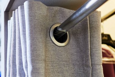 Kapı yerine metal bir çubuğun üzerinde gri bir perde.