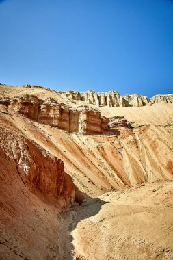 Altyn Emel Ulusal Parkı, Kazakistan 'daki görünür katmanlı kumtaşı dağlarının görüntüsü ve aşınma izleri.