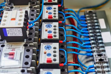 kontak şeridi ve rölelere bağlı elektrik araçları ve mavi kablolar.