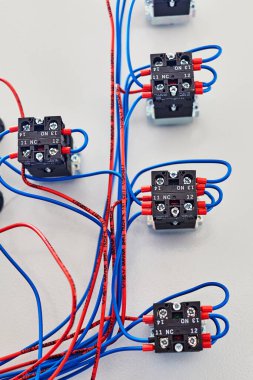 kontak şeridi ve rölelere bağlı elektrik araçları ve mavi kablolar.