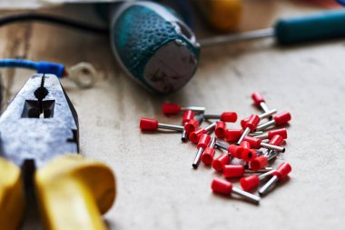 Kablo sapları ve kerpeten masanın üzerinde. seçici odak fotoğrafı