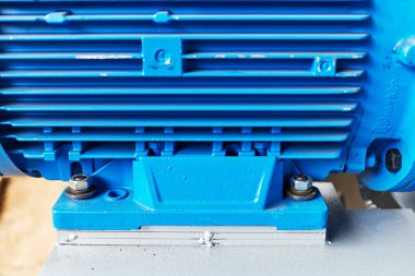 Bir elektrikli motor parçası maviye boyanmış ve tabana sabitlenmiş.