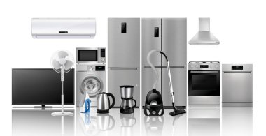 Ev aletleri: mikrodalga fırın, çamaşır makinesi, buzdolabı, elektrikli süpürge, demir, soba, vantilatör, klima, TV, bulaşık makinesi, su ısıtıcı. Gerçekçi 3 boyutlu vektör, izole edilmiş