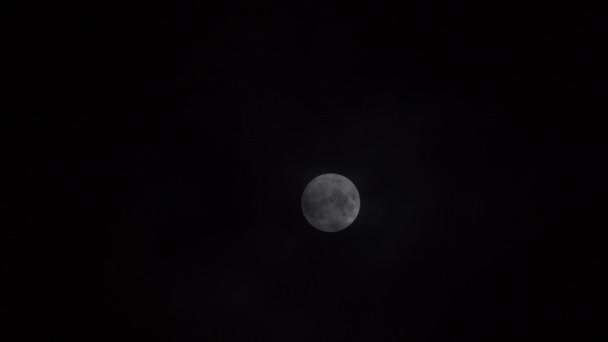 Облака Луна Темном Небе — стоковое видео