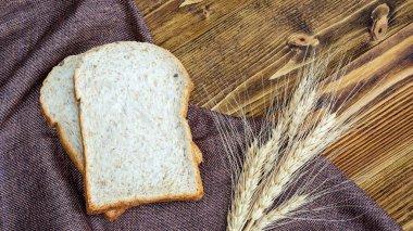 ahşap bir masa üzerinde kepekli ekmek.