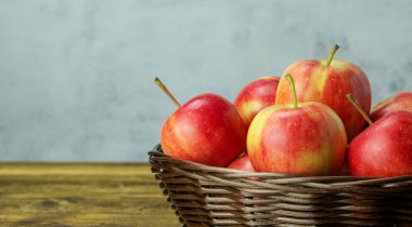 Tahta bir masada kırmızı elma.