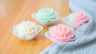 Renkli geleneksel Tayland tatlısı (Chor Pha ka krong çiçeği).