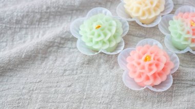 Renkli geleneksel Tayland tatlısı (Chor Pha ka krong çiçeği).