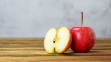 Tahta bir masada kırmızı elma.