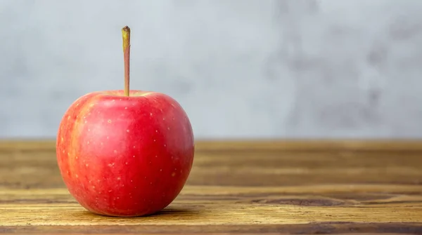 Rött Äpple Ett Träbord — Stockfoto