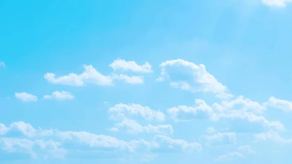 Λευκό Σύννεφο Έναν Γαλάζιο Ουρανό — Φωτογραφία Αρχείου