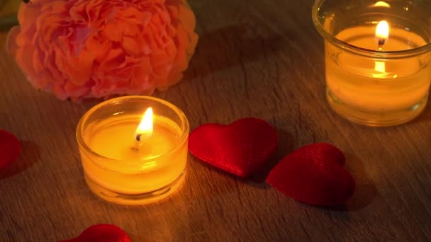 情人节的烛光 心房和玫瑰花 — 图库视频影像