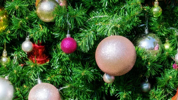 Πολύχρωμη Χριστουγεννιάτικη Μπάλα Κρέμεται Ένα Χριστουγεννιάτικο Δέντρο — Φωτογραφία Αρχείου