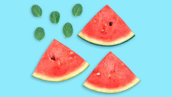 Rote Wassermelone Und Grüne Minzblätter Auf Blauem Hintergrund — Stockfoto