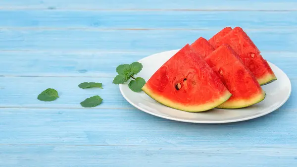 Rote Wassermelone Auf Einem Blauen Holztisch — Stockfoto