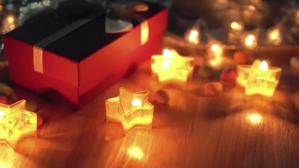 Caixa Presente Vermelho Luz Velas Uma Mesa Madeira — Vídeo de Stock