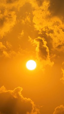 Güneş altın bir gökyüzünde parlıyor.