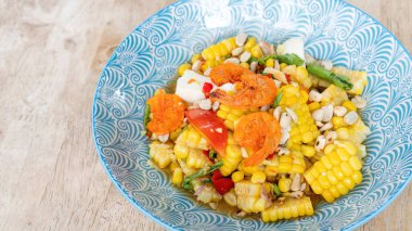 Baharatlı mısır ve tuzlu yumurta salatası, Tayland yemeği..