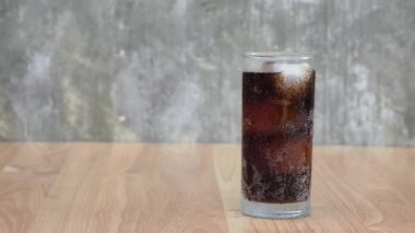 Tahta masada buz ve meşrubat..