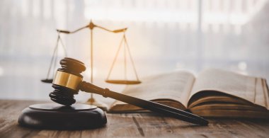 Hukuk teması, hakimin tokmağı, kolluk kuvvetleri, kanıt temelli davalar ve dikkate alınan belgeler.