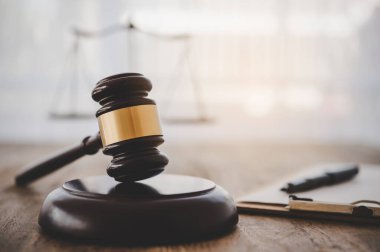 Hukuk teması, hakimin tokmağı, kolluk kuvvetleri, kanıt temelli davalar ve dikkate alınan belgeler.