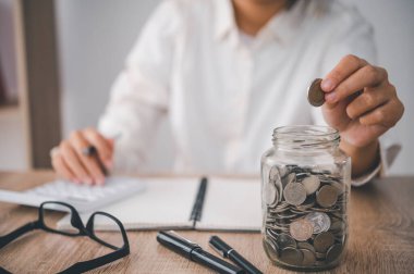   Domuz kumbarasıyla el ele tutuştuk. Tasarruf ve mali hesaplar kavramı