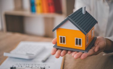 Satış elemanı ev anahtarları konsepti, yeni ev anahtarları, yeni ev alımı.