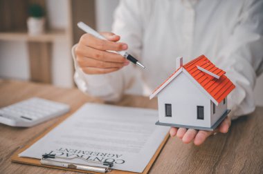 Satış elemanı ev anahtarları konsepti, yeni ev anahtarları, yeni ev alımı.