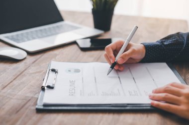 İş arayan ya da iş başvurusunda bulunan kişiler ya da yeni mezunlar, pozisyon başvurusunda bulunmadan önce başvuruyu değerlendirmelidir..