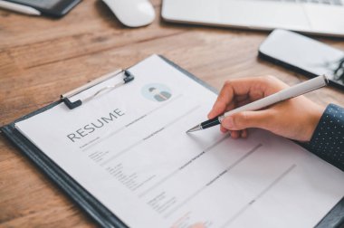 İş arayan ya da iş başvurusunda bulunan kişiler ya da yeni mezunlar, pozisyon başvurusunda bulunmadan önce başvuruyu değerlendirmelidir..