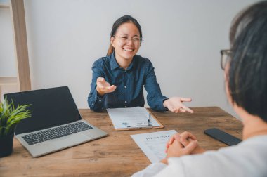 İK yöneticileri, iş başvurusu formunun özgeçmişini dolduran iş başvurularını şirket olarak kabul etmeyi düşünen iş başvurularıyla görüşüyor.