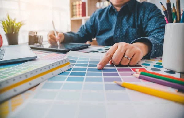 Graphic Designer Architects Who Work Laptops Color Comparison Tables Design — Foto de Stock