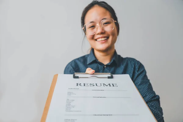 Asiático Joven Holding Curriculum Vitae Solicitar Trabajo — Foto de Stock